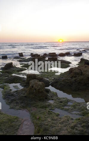 Coucher du soleil à Gale Beach. Albufeira, Algarve Banque D'Images