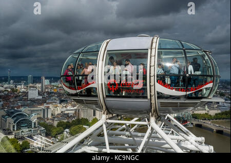 Capsule London Eye avec des personnes au-dessus de Londres Banque D'Images