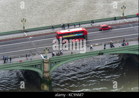 Pont de Westminster avec de nouvelles barrières de sécurité installées Banque D'Images