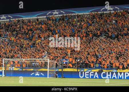 Nicosie, Chypre - Semptember 26, 2017 : Fans de APOEL NICOSIE au cours de l'UEFA Champions League match entre Tottenham Hotspur VS APOEL NICOSIE Banque D'Images