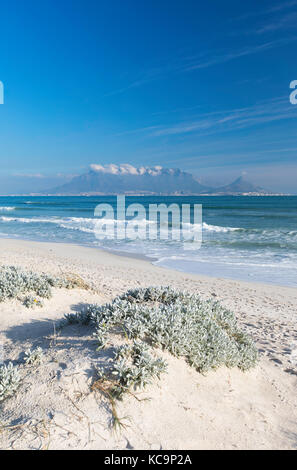 Vue de la table mountain à partir de bloubergstrand, Cape Town, Western Cape, Afrique du Sud Banque D'Images