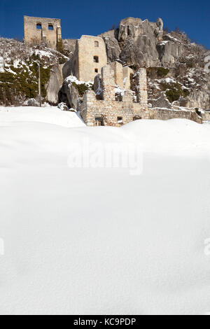 Vestiges de l'ancien fort de la montagne dans la neige, Kalnik Croatie Banque D'Images
