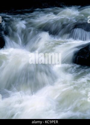 Afon llugwy, au-dessus de swallow falls, près de Betws y Coed, Conwy, au nord du Pays de Galles. river en crue après de fortes pluies, s'écoulant sur lit de rivière rocheux. Banque D'Images