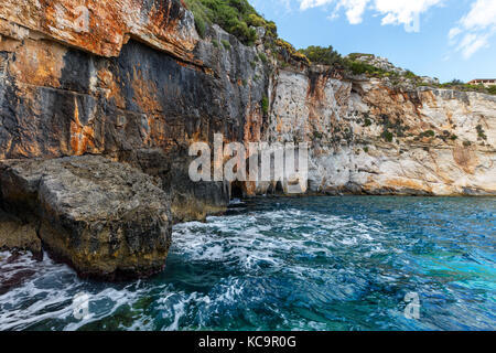 Rochers, à proximité de la mer ionienne grottes bue à Zakynthos, Grèce Banque D'Images