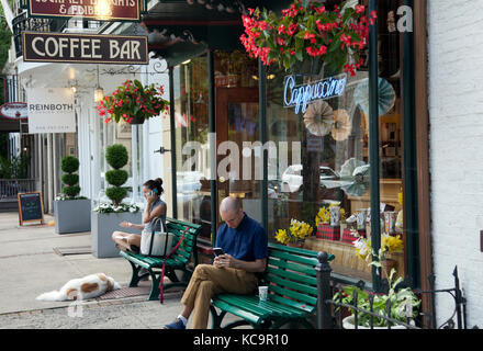 Des gens assis sur des bancs à l'extérieur de Cafe à Lambertville - NJ - USA Banque D'Images