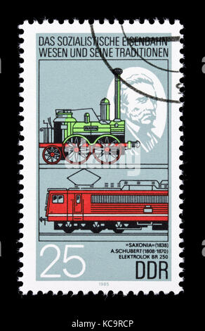 Timbre-poste de l'Allemagne de l'Est (DDR) illustrant la Saxonia 1838 locomotive à vapeur, Johann Andreas Schubert et moderne 250 locomotive électrique. Banque D'Images