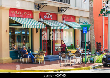 Café avec des clients assis à des tables sur le trottoir, rue Market, célébration, Orlando, Floride, USA Banque D'Images