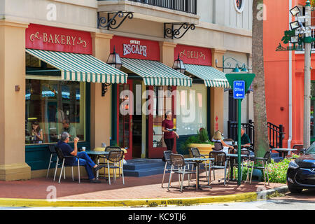 Café avec des clients assis à des tables sur le trottoir, rue Market, célébration, Orlando, Floride, USA Banque D'Images