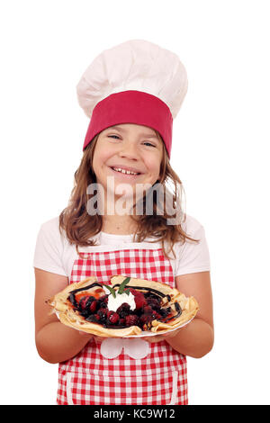 Happy little girl cook tenir crêpes farcies aux fruits Banque D'Images