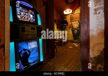 NATCHEZ, MISSISSIPPI, le 7 mai 2015 : boîte de Juke dans un bar des rives du Mississippi de Natchez. Banque D'Images