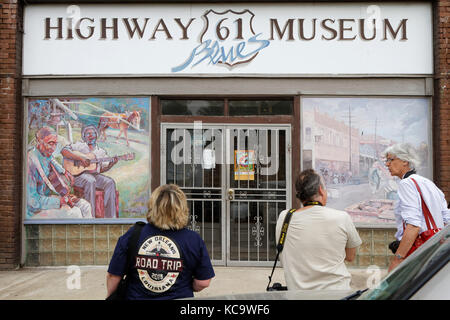 LELAND, MISSISSIPPI, le 8 mai 2015 : les touristes visitent le musée de l'autoroute 61.Leland est au cœur du pays du blues et a produit un certain nombre de familles nationales Banque D'Images