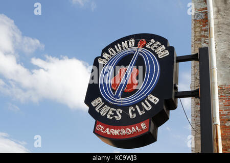 CLARKSDALE, MISSISSIPPI, le 9 mai 2015 : panneau d'entrée du Ground Zero Blues Club à Clarksdale, pendant le Caravan Clarksdale Blues Festival 2015. Banque D'Images