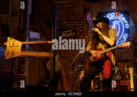 CLARKSDALE (MISSISSIPPI), le 9 mai 2015 : le guitariste multi-guitariste Justin Johnson joue sa guitare à la Ground Zero Blues Club à Clarksdale, dur Banque D'Images