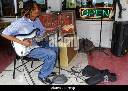 CLARKSDALE (MISSISSIPPI), le 10 mai 2015 : le jeune bluesman Omar Gordon joue dans les rues de Clarksdale pendant le Caravan Clarksdale Blues Festival 2015. Banque D'Images