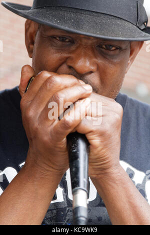 MEMPHIS, TENNESSEE, le 11 mai 2015 : Vince Johnson, chanteur de blues et hamonisciste, joue dans les rues de Memphis, près de Beale Street. Banque D'Images