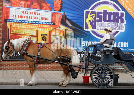 MEMPHIS, TENNESSEE, 11 mai 2015 : transport de chevaux pour les touristes sur Beale Street.Les clubs de blues et les restaurants qui bordent Beale Street sont des restaurants principaux de tou Banque D'Images