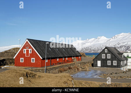 DJUPIVOGUR, ISLANDE, 4 mars 2016 : Djupivogur est une petite ville et un port dans les fjords de l'est, qui était un petit port avec un commerce colonial danois Banque D'Images