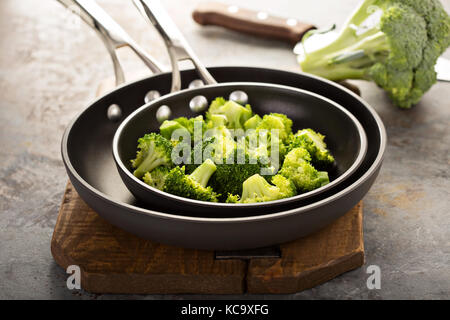 Le brocoli à la vapeur ou à l'étuvée dans une poêle Banque D'Images