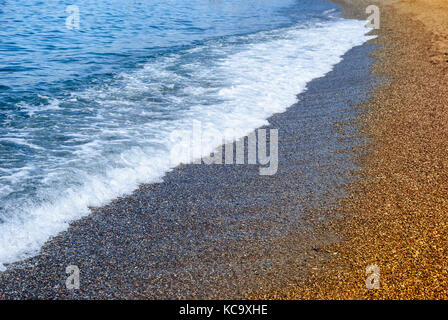 Vague de l'océan bleu sur une plage de sable. arrière-plan. L'accent sur la vague Banque D'Images