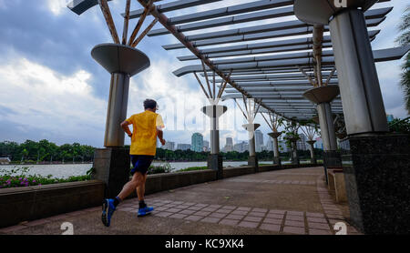 Les coureurs au parc benjakiti, Bangkok, Thaïlande Banque D'Images