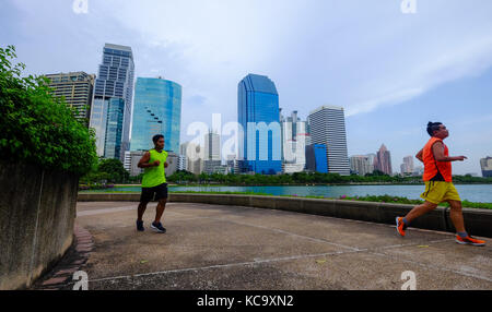 Les coureurs au parc benjakiti, Bangkok, Thaïlande Banque D'Images