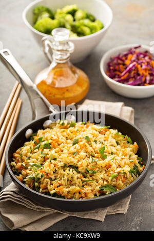 Riz frit aux légumes cuits à la vapeur et brocoli Banque D'Images