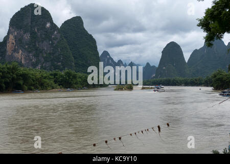 Beau paysage naturel chinois avec des collines karstiques, vert des montagnes, campagne près de xingping, entre yangshuo et guilin, Chine, Asie.'fe Banque D'Images