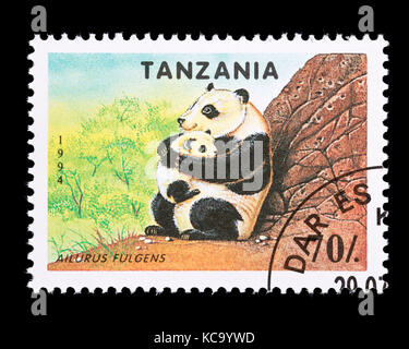Timbre de Tanzanie représentant une femme avec de jeunes ours panda (Ailuropoda melanoleuca) Banque D'Images