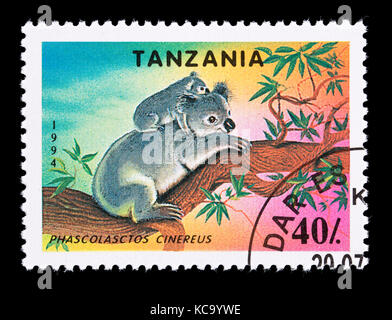 Timbre de Tanzanie représentant une mère koala Phascolarctos cinereus (avec les jeunes) Banque D'Images