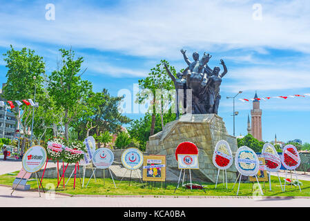 Antalya, Turquie - 12 mai 2017 : le monument sur la place de la république d'Ataturk est décoré de couronnes de Noël et d'infos de la célébration de la journée de l'e Banque D'Images