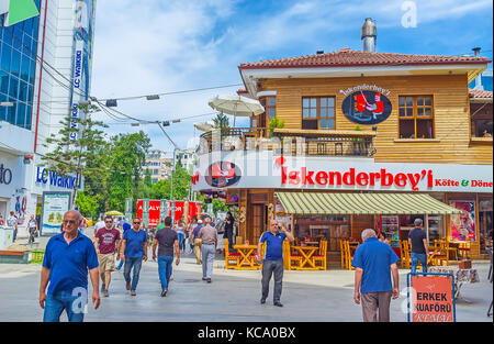 Antalya, Turquie - 12 mai 2017 : le quartier commercial moderne abrite plusieurs cafés et restaurants, servant une cuisine turque et orientale cuis Banque D'Images