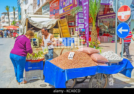 Antalya, Turquie - 12 mai 2017 : le marché du vendredi au quartier muratpasa (à côté de la même mosquée anmed) avec de nombreux stands, offrant différents produits alimentaires, Banque D'Images