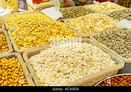 Les graines de citrouille et de tournesol sont populaires en-cas, qui peuvent être trouvés dans les étals du marché de muratpasa vendredi bazaar, Antalya, Turquie. Banque D'Images