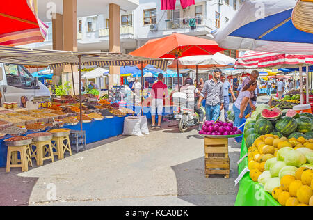 Antalya, Turquie - 12 mai 2017 : les étals du marché couvert de vendredi à muratpasa quartier avec grande quantité de fruits et légumes frais, de noix, Banque D'Images