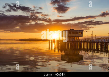 Passignano sul Trasimeno, ITALIE - 23 octobre 2017 - vue de l'embarcadère pour des départs dans le lac Trasimène au coucher du soleil à passignano en Ombrie. Banque D'Images