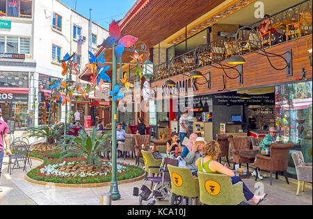 Antalya, Turquie - 13 mai 2017 : la rue, la ramification du boulevard Ataturk est décoré de fleurs et d'installations pour créer l'espace confortable Banque D'Images