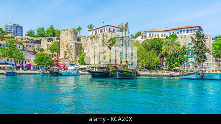 Antalya, Turquie - 12 mai 2017 : le pittoresque vieux port de plaisance avec des remparts en pierre, des tavernes de poissons, des magasins de souvenirs et des bateaux de touristes, le 12 mai à Banque D'Images