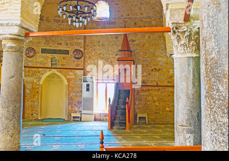 Antalya, Turquie - 12 mai 2017 : intérieur de la mosquée alaaddin, également connu sous le yivliminare ou ulu cami (grande mosquée) avec vue sur minbar (chaire) et c Banque D'Images