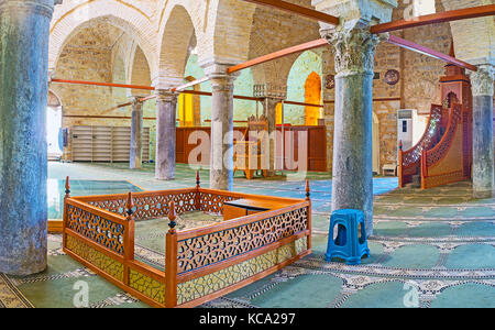 Antalya, Turquie - 12 mai 2017 : la salle de prière de la mosquée alaaddin, également connu sous le yivliminare ou ulu cami (grande mosquée), monumentales colonnes romaines sont Banque D'Images