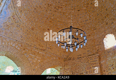 Antalya, Turquie - 12 mai 2017 : l'énorme dôme de pierre et d'un lustre de mosquée alaaddin, également connu sous le yivliminare ou ulu cami (grande mosquée) - le nota Banque D'Images