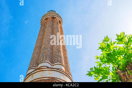 Minaret yivli minare (cannelures), également nommé ou alaaddin mosquée ulu (grand) est l'un des plus insolites de monuments médiévaux d'Antalya, Turquie. Banque D'Images