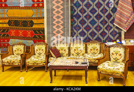 Antalya, Turquie - 12 mai 2017 : le mobilier vintage en magasin de tapis de luxe dans le vieux bazar, tapis traditionnels est de l'accrocher au mur sur zone Banque D'Images