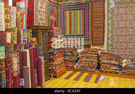 Antalya, Turquie - 12 mai 2017 : le magasin de tapis avec les tas de kilims faits main et des rouleaux de différentes tailles de tapis, l'attente de la clientèle, sur Banque D'Images