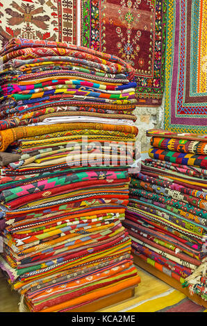 Les couleurs vives de kilims traditionnels attirent les touristes à visiter les échoppes de tapis vieux bazar d'Antalya, Turquie. Banque D'Images