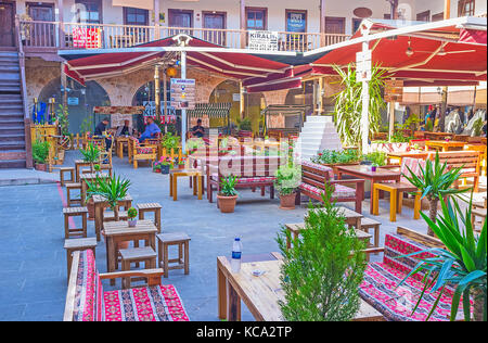 Antalya, Turquie - 12 mai 2017 : le marché du tourisme dans cumhuriyet avenue dispose de chambres confortables et une cour calme avec des restaurants turcs, choix parfait pour re Banque D'Images