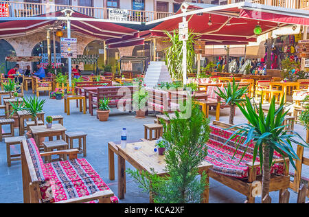 Antalya, Turquie - 12 mai 2017 : le restaurant en plein air dans la vieille ville est le meilleur endroit pour passer le temps avec plaisir, appréciant la cuisine locale, sur m Banque D'Images