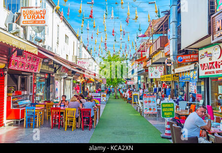 Antalya, Turquie - 12 mai 2017 : inonu street, décoré avec des parapluies colorés, plein de cafés et restaurants en plein air avec des boissons fraîches et tas Banque D'Images