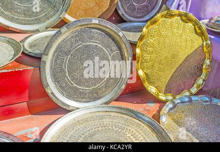 Le chef d'oeuvre de ferronnerie décorative - maîtres turcs couverts plats avec des modèles complexes dans la poursuite de la technique, des articles manufacturés en Antalya, Turquie marché. Banque D'Images