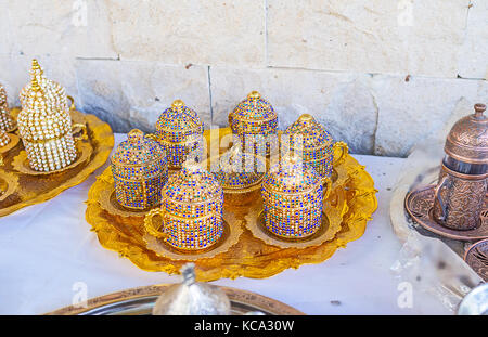 L'ensemble décoratif de café turc avec incrustation de cristal de couleur, le marché des articles manufacturés de Antalya, Turquie. Banque D'Images