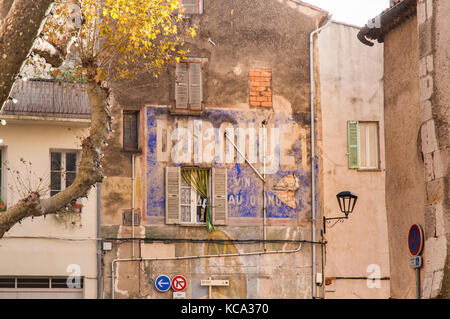 Brignoles, France - 09 octobre 2009 : la publicité peinte 'dubonnet" sur la façade d'une maison dans le centre de la ville de Brignoles en provence, Banque D'Images
